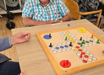 Groß & Klein am Spieltisch Groß & Klein am Spieltisch