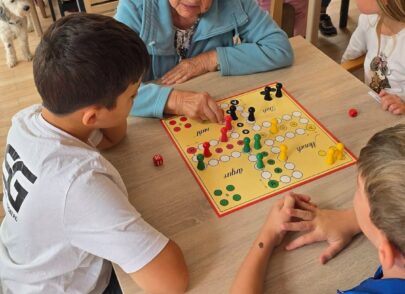 Groß & Klein am Spieltisch Groß & Klein am Spieltisch