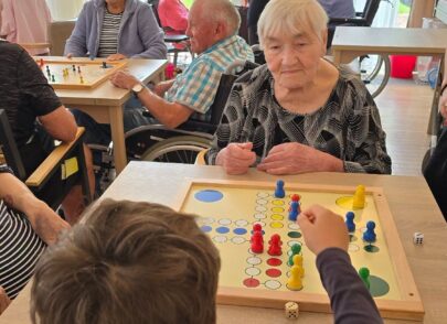Groß & Klein am Spieltisch Groß & Klein am Spieltisch